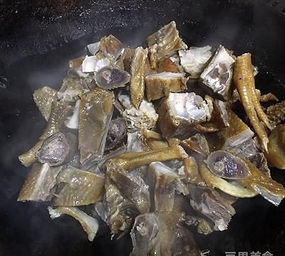 干锅腊鸡炖香菇图11