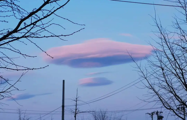 天空出现三角形ufo,我国多地出现罕见天象图5