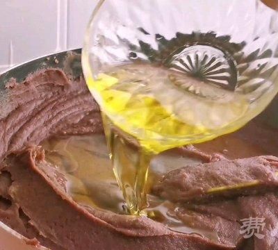 红豆沙咸蛋黄月饼怎么做图7