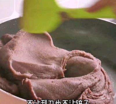 红豆沙咸蛋黄月饼怎么做图8