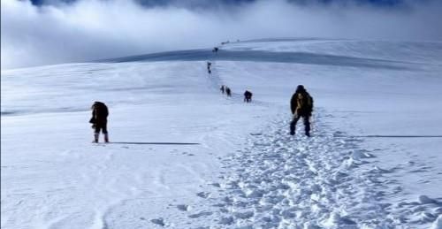 爬雪山是种什么体验,爬雪山的真实经历图7