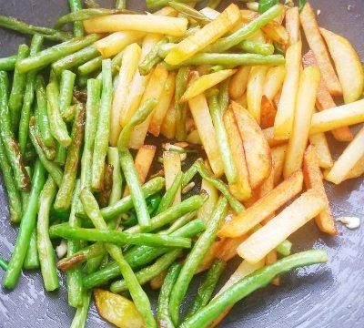 烧豆角土豆的家常做法(土豆烧豆角的简单做法大全)图8