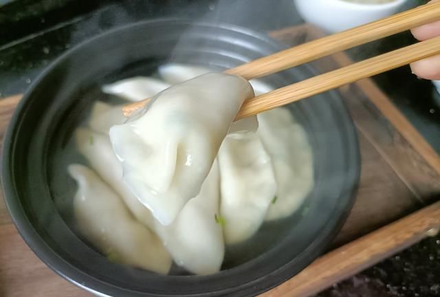 有一种叶子尖尖的菜做饺子馅,芹菜肉素馅饺子的做法图3