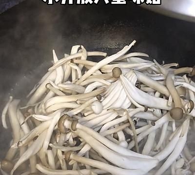 素炒蟹味菇怎么炒好吃图3