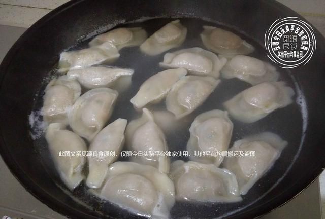 冻饺子怎么煮(冻饺子怎么煮不碎)图1