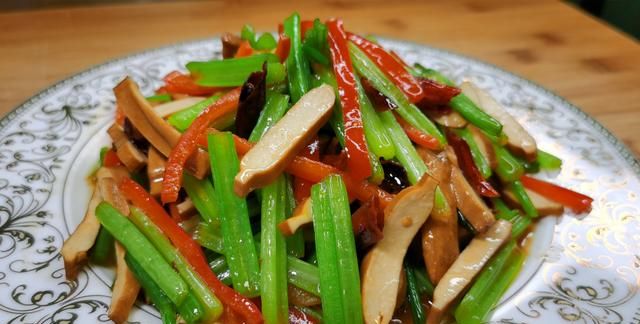 芹菜炒豆干怎么炒好吃又简单,芹菜炒豆干儿怎么炒好吃呢图1