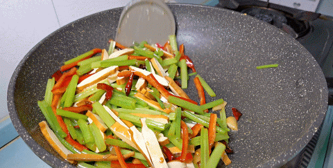 芹菜炒豆干怎么炒好吃又简单,芹菜炒豆干儿怎么炒好吃呢图10