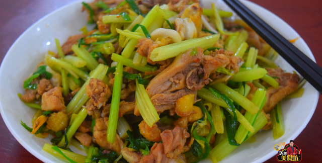 鸡肉可以跟芹菜蒜苗炒吗,香菇芹菜炒鸡肉怎么炒好吃又嫩图1