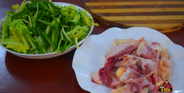 鸡肉可以跟芹菜蒜苗炒吗,香菇芹菜炒鸡肉怎么炒好吃又嫩图2