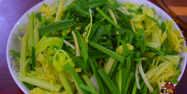 鸡肉可以跟芹菜蒜苗炒吗,香菇芹菜炒鸡肉怎么炒好吃又嫩图4