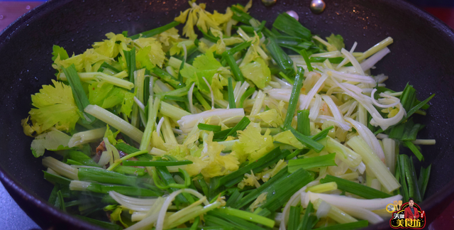 鸡肉可以跟芹菜蒜苗炒吗,香菇芹菜炒鸡肉怎么炒好吃又嫩图6