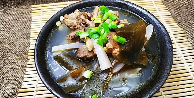 鸭肉炖萝卜汤最正确炖汤方法(鸭子和萝卜怎么炖汤最好吃)图12