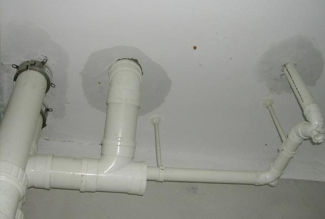 家里水管漏水责任怎么划分,水管爆裂漏水到隔壁房间图1