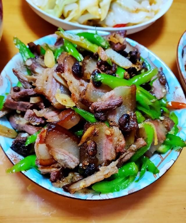 青椒炒腊肉的家常做法大全窍门,湖南厨师青椒蒜苗炒腊肉怎么做图1