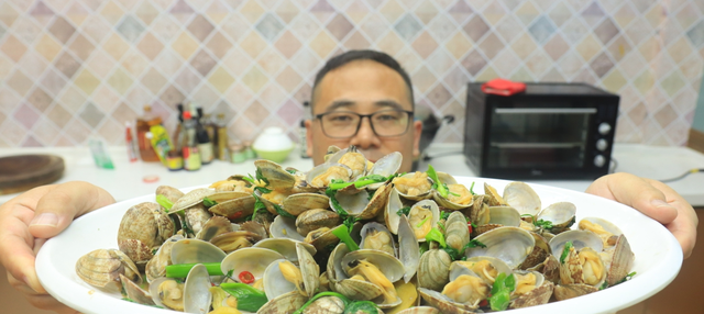 海鲜市场爆炒花蛤的做法,高品质美食爆炒花蛤美味挡不住图5