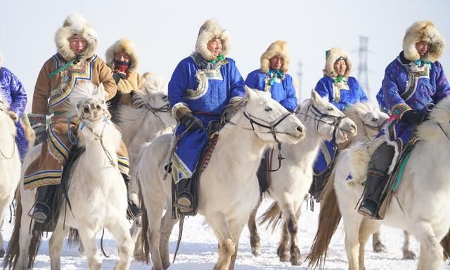 冰雪世界零下20度的草原泼水成冰图1