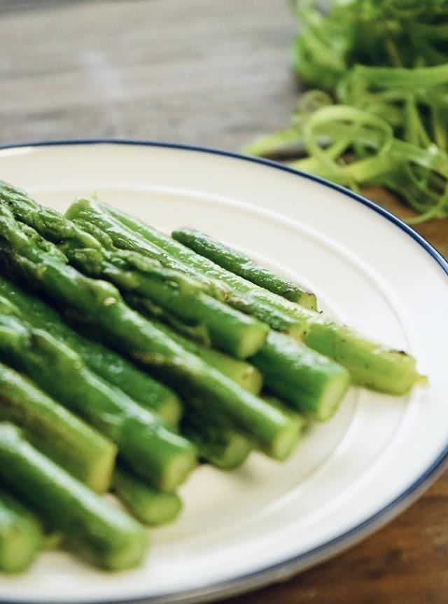 芦笋最佳吃法及挑选,欧洲芦笋怎么吃图5