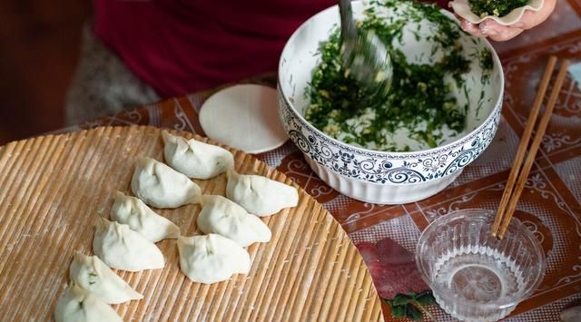 韭菜馅饺子怎么调馅不会出水,韭菜鸡蛋和韭菜肉哪个烧心图4