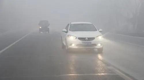 高速上突降暴雨如何安全行车,在高速公路暴雨天如何驾车最安全图2