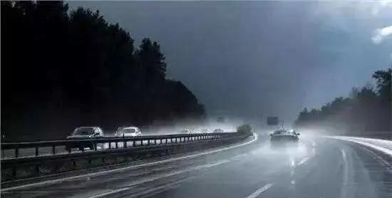 高速上突降暴雨如何安全行车,在高速公路暴雨天如何驾车最安全图4