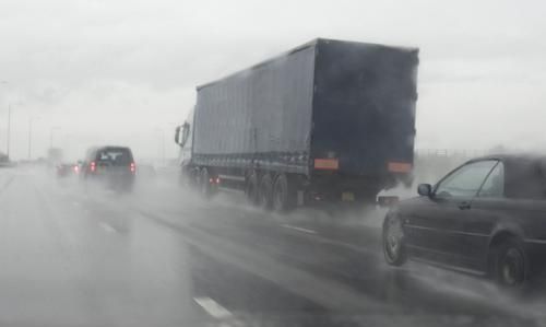 高速上突降暴雨如何安全行车,在高速公路暴雨天如何驾车最安全图6