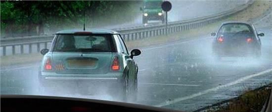 高速上突降暴雨如何安全行车,在高速公路暴雨天如何驾车最安全图7