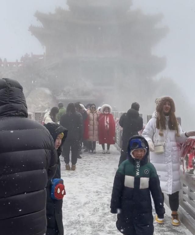 河南洛阳老君山现在下雪了么(洛阳老君山云层奇观)图1