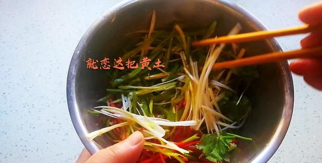 老虎菜究竟是东北菜还是西北菜？做法很简单，香辣爽口开胃消食图12