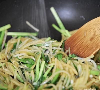 家常菜韭菜土豆丝图12