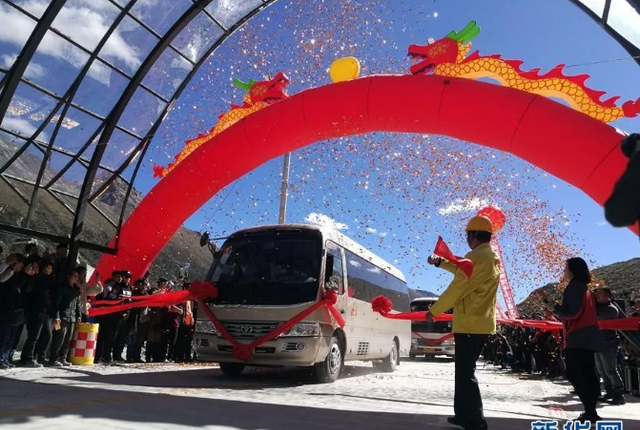 这条最险峻,最难修建的公路,65岁了英语图6