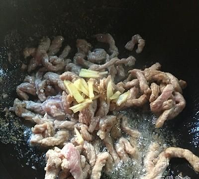 海鲜菇炒肉丝的做法,月子餐海鲜菇炒肉丝图5