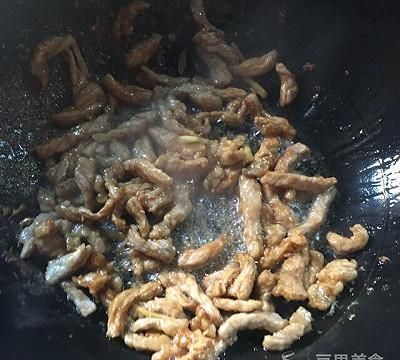 海鲜菇炒肉丝的做法,月子餐海鲜菇炒肉丝图6