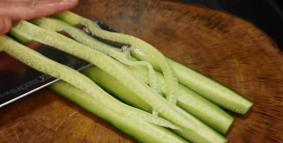 饭馆里黄瓜炒肉是怎么做的,黄瓜炒肉饭用微波炉加热需要多久图3