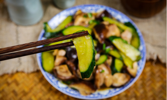 饭馆里黄瓜炒肉是怎么做的,黄瓜炒肉饭用微波炉加热需要多久图10