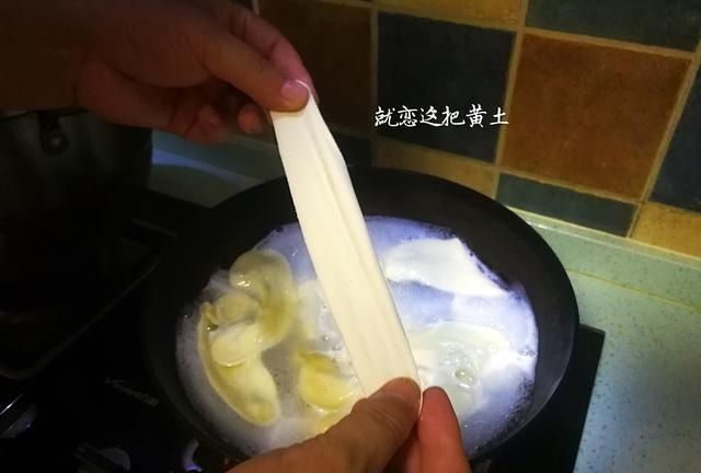 吃剩的饺子皮做的油泼面太好吃了图2