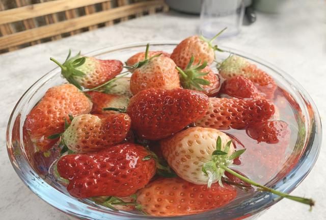 自制草莓酱可以保存多久,草莓酱放在冰箱里可以保存多久图1