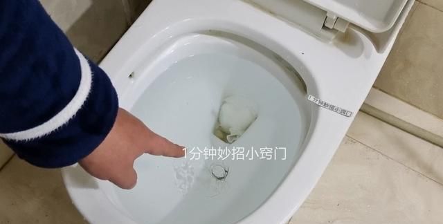 马桶堵塞严重疏通小窍门透明胶带图2