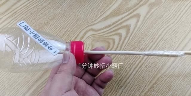 马桶堵塞严重疏通小窍门透明胶带图6