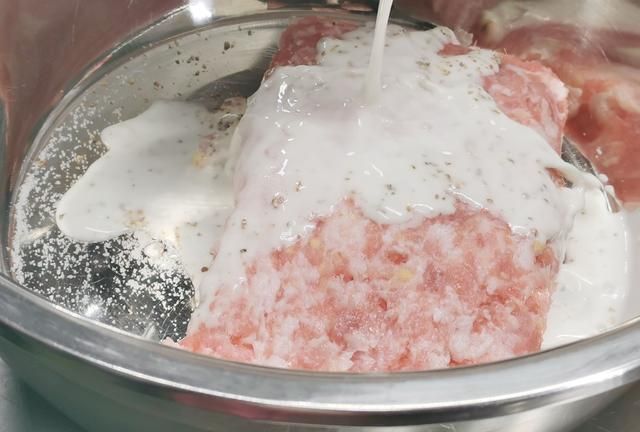 雪梨肉饼汤做法,冰糖雪梨和皮蛋肉饼汤哪个更下火图8