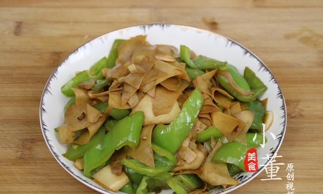 豆皮青椒怎么做好吃窍门,豆皮炒青椒做法豆皮焯水吗图1