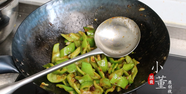 豆皮青椒怎么做好吃窍门,豆皮炒青椒做法豆皮焯水吗图7