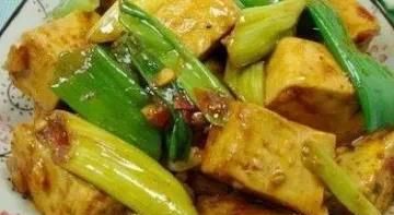 大葱炒豆腐的家常做法(大葱炒豆腐和大蒜炒豆腐哪个好吃)图3