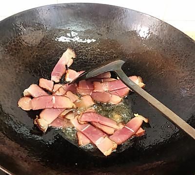 这道辣椒炒腊肉,最适合宝宝吃的图3