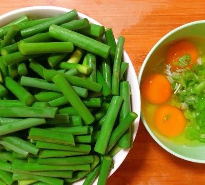 超级下饭无敌好吃的蒜苔炒鸡蛋(蒜苔炒鸡蛋下饭神器)图2