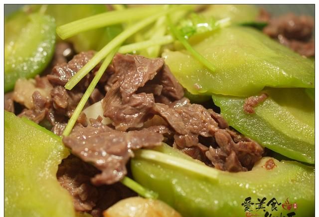 苦瓜炒牛肉的正确做法,粤菜苦瓜炒牛肉苦瓜切法图3