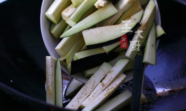 茄子炒豆角怎么做才好吃(茄子炒豆角西红柿炒鸡蛋家常做法)图6