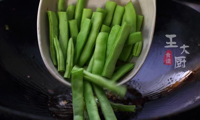 茄子炒豆角怎么做才好吃(茄子炒豆角西红柿炒鸡蛋家常做法)图8