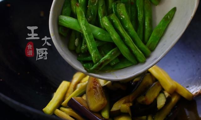 茄子炒豆角怎么做才好吃(茄子炒豆角西红柿炒鸡蛋家常做法)图13