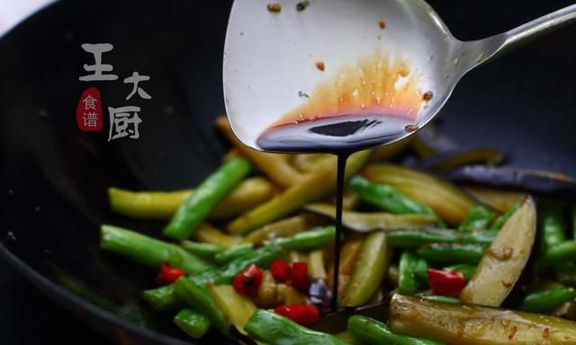 茄子炒豆角怎么做才好吃(茄子炒豆角西红柿炒鸡蛋家常做法)图14