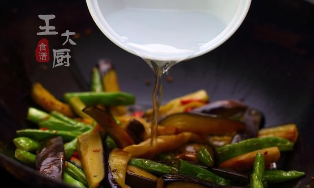 茄子炒豆角怎么做才好吃(茄子炒豆角西红柿炒鸡蛋家常做法)图16